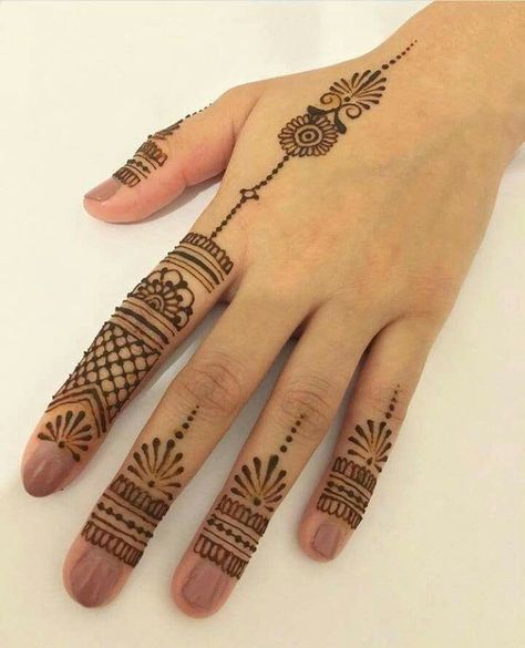 Mehendi Tattoo Designs Simple, Heena Mahendi Designs Simple, Simple Henna On Fingers, Henna Design Fingers, One Finger Henna, Henna Designs Fingers, Finger Henna Designs Simple, Palm Henna Designs, Small Henna Designs