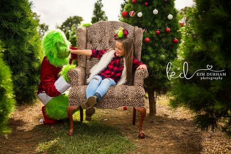 A Photographer Staged a Grinch-Themed Holiday Photo Shoot, and It Does Not Disappoint Christmas Photoshoot Ideas, Holiday Photo Shoot, Christmas Mini Shoot, Disney Character Makeup, Christmas Photography Family, Christmas Photo Props, Holiday Photoshoot, Christmas Mini Sessions, Photoshoot Themes