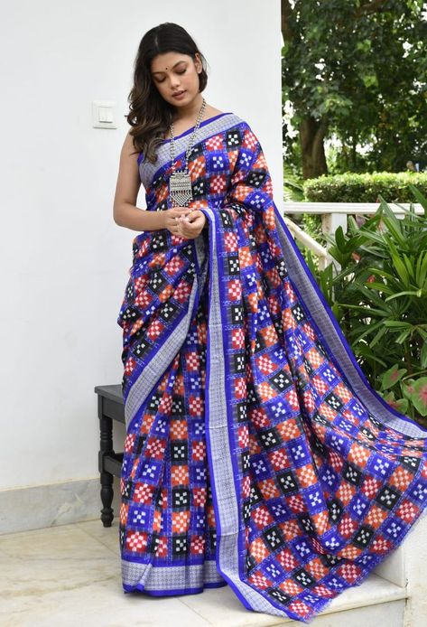 Gorgeous and captivating Blue with maroon black natural dyed Sambalpuri silk saree. Its mesmerising geometric pattern that spreads all over is giving it a perfect trance feel. Beautiful & striking blurry patterns, which are the identifying characteristic of this craft makes it perfect for a contemporary look. Odisha Sambalpuri Saree, Sambalpuri Silk Saree, Pata Saree, Phulkari Saree, Baluchari Saree, Cloth Designs, Elegant Sarees, Kasavu Saree, Sambalpuri Saree