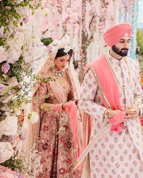 Hindu Wedding Photos, Lesbian Wedding Photography, Sikh Wedding Photography, Punjabi Wedding Couple, Bridal Photography Poses, Couple Wedding Dress, Indian Wedding Photography Poses, Wedding Photography Bride, Indian Bride And Groom