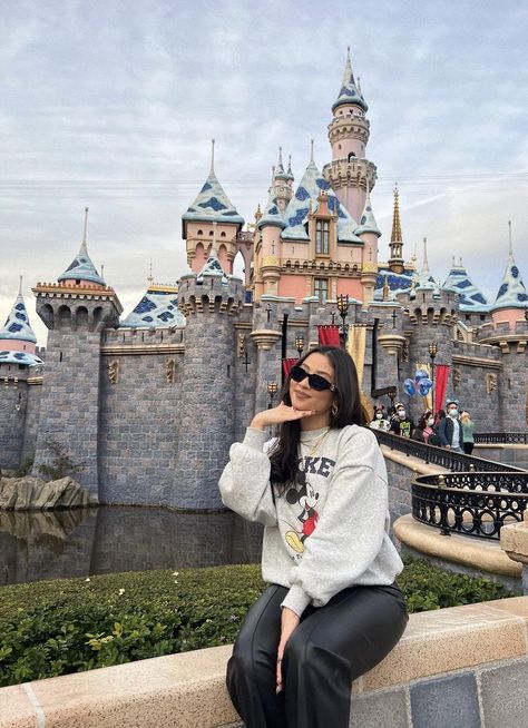 Disneyland Outfit Ideas Winter, Cold Disney Outfits, Disneyland Paris Outfit, Disney Outfits Aesthetic, Disneyland Outfits Winter, Disney Couple Outfits, Disneyland Aesthetic Outfit, Disney Outfits Winter, Disney Winter Outfits