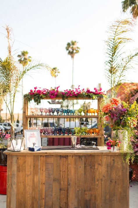 Outdoor Bar For Party, Outdoor Bar Set Up, Wedding Bar Set Up, Party Bar Ideas, Wooden Outdoor Bar, Bougainvillea Colors, Sunset Ideas, Paella Party, Outdoor Buffet