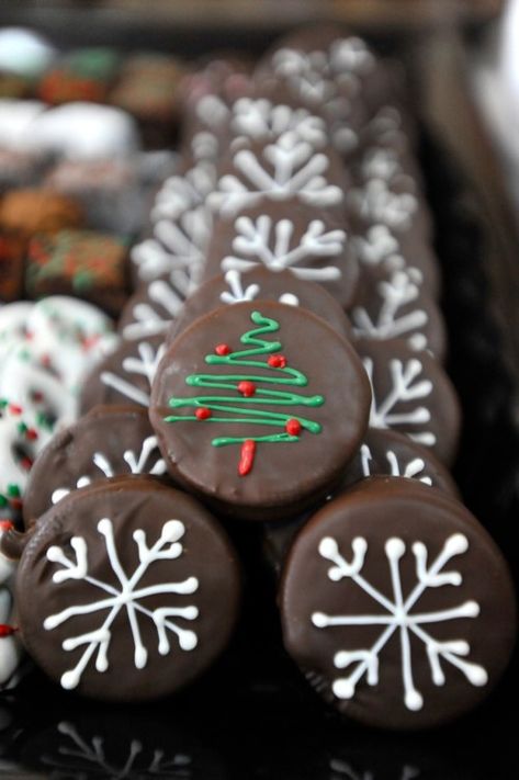 Dipped Oreos Christmas, Chocolate Covered Oreos Christmas, Christmas Sugar Cookie Recipe, Christmas Cookies Packaging, Oreo Cookies Dipped, Chocolate Dipped Cookies, Chocolate Dipped Oreos, Dipped Oreos, Dipped Cookies