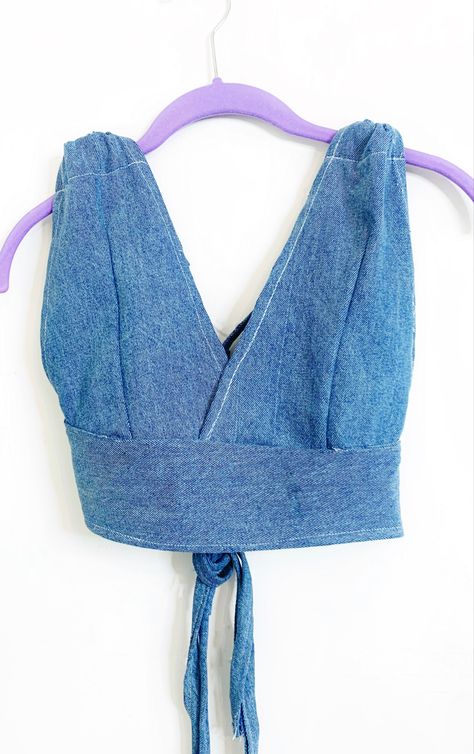 Diy Denim Halter Top, Denim Top Sewing Pattern, Denim Top Diy Old Jeans, Diy Denim Top From Jeans, Denim Top Diy, Diy Denim Top, Jean Upcycle, Diy Halter Top, Diy Old Jeans