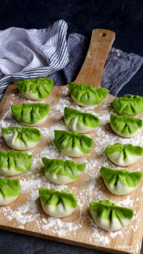 Delectable on the palate and pleasing on the eyes, pan-fried vegetarian dumplings are filled with vegetables and resemble vegetables. Vegetarian Dumplings, Vegetarian Dumpling, Homemade Dumplings, Freezing Weather, Vegetarian Cabbage, Pork Buns, Dumpling Recipe, Happy Winter, Image Bank