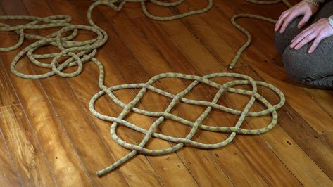 Make your own climbing rope mat - Climb Fit Animated Knots, Rope Mat, Rope Rug, Rope Pulls, Overhand Knot, Rope Diy, Climbing Rope, Rope Crafts, Cool Diy Projects