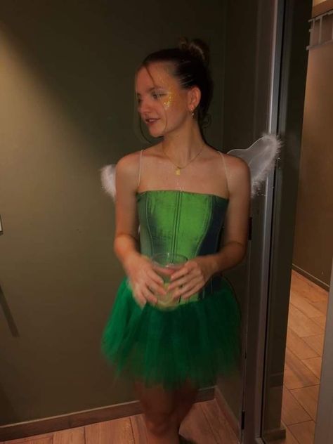 Thinker Bell Costume Women, Tinkerbell Halloween Costume College, Cute Tinkerbell Costume, Green Dress Halloween Costume Ideas, Pixie Hollow Fairies Costumes, Tinkerbell Hairstyle, Green Costume Ideas, Halloween Costumes Tinker Bell, Tinkerbell Costume Adult