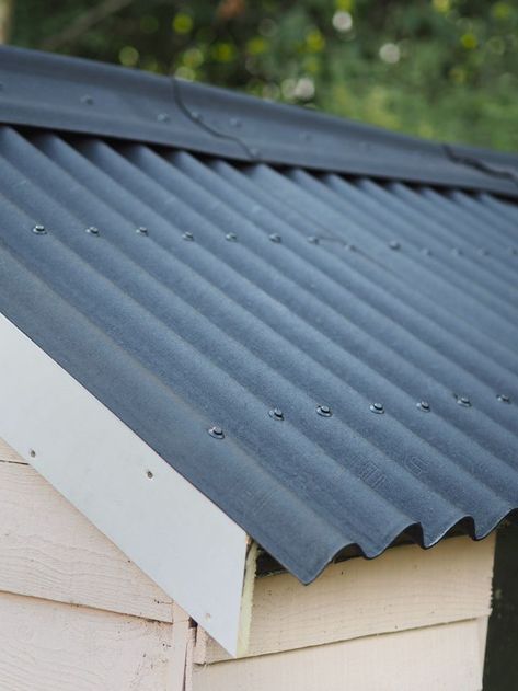 Looking to replace your shed roof with bitumen roofing sheets? In our blog we compare which roofing sheets are best! Find out the best solution for your DIY project. Corrugated Roof, Cow Barn, Bitumen Roof, Diy Roofing, Types Of Roofing Materials, Zinc Roof, Tin Shed, Roof Ideas, Modern Roofing