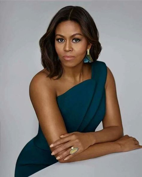 How beautiful do Michelle Obama look on this picture? Michelle Obama Fashion, Michelle And Barack Obama, First Ladies, Black Presidents, Barack And Michelle, Emma Thompson, Diane Keaton, Chique Outfits, Lady Diana