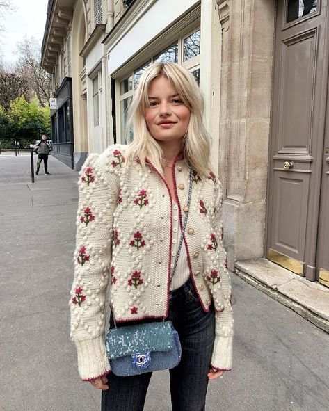 Sabina Socol, Camille Rowe, French Girl Chic, Caption This, Outfit Formulas, Grunge Look, French Girls, Embroidered Cardigan, Person Standing