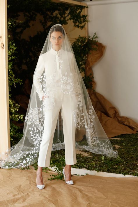 White cropped pants and top by Carolina Herrera, a non-traditional wedding dress idea Boho Wedding Veil, Carolina Herrera Bridal, White Wedding Gown, Baju Kahwin, Wedding Pantsuit, Drop Veil, Cathedral Wedding Veils, Flower Veil, Cathedral Wedding