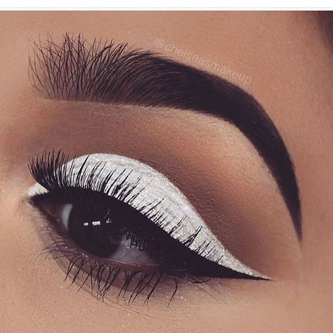 JustBreatheMakeup on Instagram: “Crisp and clean 💎💎 @chelseasmakeup ✨ #whiteeyeshadow #whitemakeup #white #glitter #smokeyeye #smokeyeyetutorial #whitenails #glitternails…” Majorette Makeup, Crease Eyeliner, White Eye Makeup, Eyeliner Techniques, White Eyeshadow, Smokey Eye Tutorial, White Makeup, Eyes Lips Face, Wild Heart