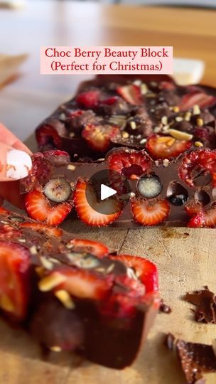 2.1M views · 10K reactions | Choc Berry Beauty Block 🍓🫐❤️ It’s that time of year when I start looking for easy but beautiful festive treats that are perfect for the Christmas table or easy to make for last minute get togethers. And what’s not to love about the combination of fudgey chocolate, sweet berries and crunchy almonds? Cut it all up into decadent slabs or bite sized chunks and indulge! I love to stir through coconut oil and collagen through melted dark chocolate, making it great for your skin too, it’s basically health food! Let me know what you think… Choc Berry Beauty Block Ingredients 400g dark chocolate 1/3 cup melted coconut oil (flavour free if preferred) A few tablespoons collagen 1 punnet fresh strawberries (halved) blueberries, raspberries (ensure your berrie Chocolate Berry Beauty Block, Healthy Ice Cream Recipes, Easy Christmas Treats, Healthy Plant Based Recipes, Chocolate Roll, Chocolate Making, Plant Based Cookbook, Low Carb Low Sugar, Almond Flour Recipes