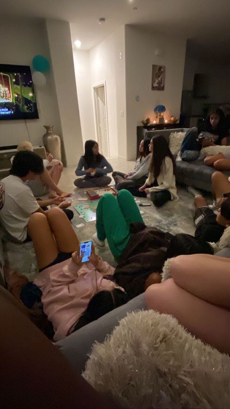 Fake Sleepover Pics, Sleepover Pics With Friends, Sleepover Snap, Hang Out Aesthetic, Friendship Group Aesthetic, Sleepover Pics, Sleepover Friends, Sleepover Vibes, Friend Hangout