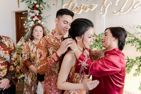 Chinese Engagement Ceremony IG :  @satyaphotographie @satyaphotographie.wedding @satyaphotographie.family Chinese Engagement, Engagement Moments, Wedding Moodboard, Engagement Ceremony, Wedding Mood Board, Engagement Pictures, Pre Wedding, Valencia, Wedding Inspiration