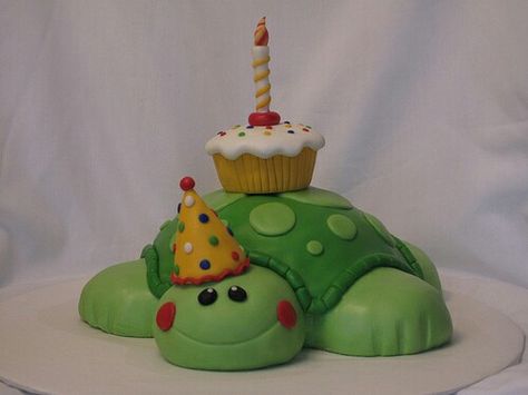 Turtle cake Turtle Cakes, Turtle Patterns, Turtle Birthday Cake, Snake Cake, Turtle Food, Underwater Birthday, 10 Birthday Cake, Turtle Cake, Christmas Cake Pops