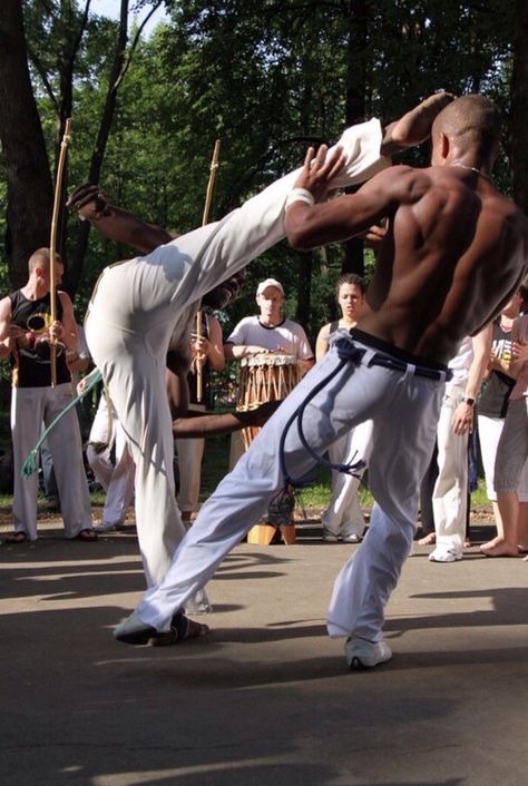 Capoeira Wallpaper, Capoeira Aesthetic, Capoeira Martial Arts, Capoeira Art, Brazil Clothing, Male Pose Reference, Martial Arts Workout, Martial Arts Training, Fitness Inspiration Body