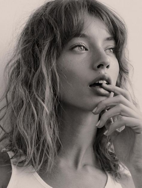 Aph Belgium, Italian Hair, Medium Long Hair, Black And White Portraits, Grunge Hair, Hair Today, Beauty Inspiration, Hairstyles With Bangs, Face Claims