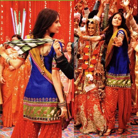 Her outfits in this movie are on point! #anushkasharma #bandbaajabaaraat Anushka Sharma In Band Baaja Baarat, Anushka Sharma Movie Outfits, Anushka Sharma Movies, Sultan Movie, Bollywood Night, Cotton Suit Designs, Indian Things, Bollywood Aesthetic, 90s Bollywood Aesthetic