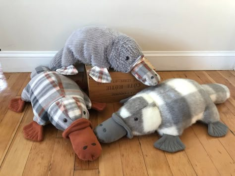 Craft Fur, Handmade Stuffed Toys, Handmade Stuffed Animals, Cute Sewing Projects, Animal Sewing Patterns, Sewing Stuffed Animals, Platypus, Animal Projects, Cute Stuffed Animals