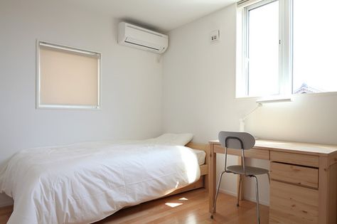 Extreme Minimalist Bedroom, Muji Bedroom, Korean Apartment, Muji Home, Minimalist House, Simple Room, Minimalist Room, Small Room Bedroom, Simple Bedroom