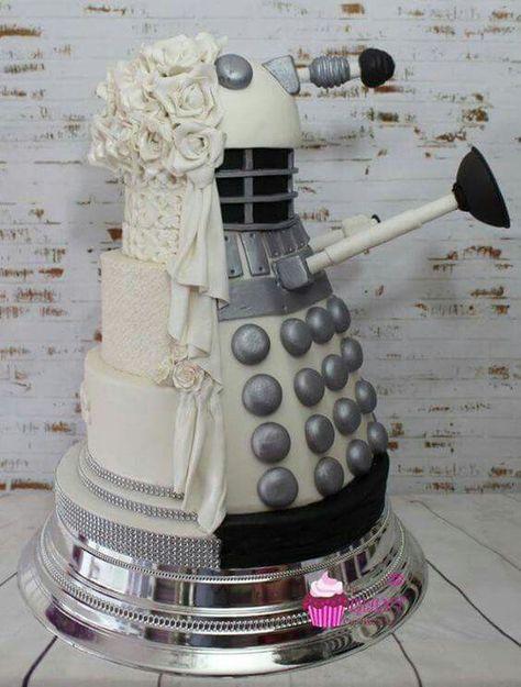 Doctor Who wedding cake :D Doctor Who Cakes, Dr Who Wedding, Doctor Who Wedding, Nerd Wedding, Geeky Wedding, Geek Food, Cake Wrecks, Geek Wedding, Cupcake Shops