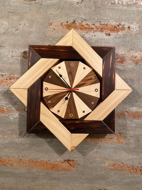 Transform your home with beautiful, custom-made wooden furniture pieces. Wood Clock Design, Woodworking Projects Furniture, Wood Pallet Art, Wood Art Projects, Diy Clock Wall, Wood Projects Diy, Diy Wooden Projects, Wooden Projects, Wooden Clock