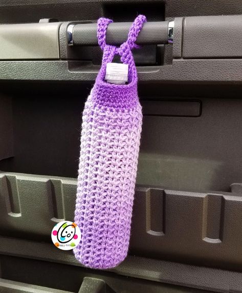 Free Pattern: Snappy Friend Water Bottle Holder Crochet Cozies, Baby Bottle Holders, Crochet Water Bottle Holder, Tumbler Holder, Yarn Ideas, Bottle Cozies, Bottle Sling, Crochet Cozy, Water Bottle Covers