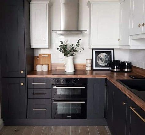 16 Striking Kitchen Ideas for Black Kitchen Cabinets Modern Konyhatervezés, Black And White Kitchen, Black Kitchen Cabinets, Orange Kitchen, Kitchen Inspiration Design, Black Cabinets, Kitchen Redo, Counter Tops, Black Kitchens