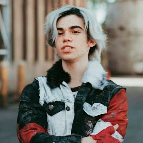 Carlos Descendants, Cameron Boyce Descendants, Cameron Boys, Descendants Wicked World, Descendants Cast, Disney Channel Stars, Cameron Boyce, Disney Descendants, Dove Cameron