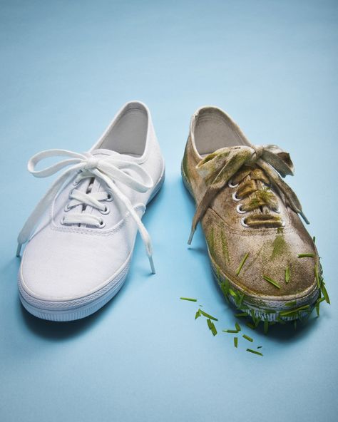 Pair of sneakers one dirty and one clean How To Wash Sneakers, How To Clean White Sneakers, Cleaning Sneakers, How To Clean White Shoes, Heel Repair, Makeup For Older Women, Basket Vintage, Shoe Repair, Clean Shoes