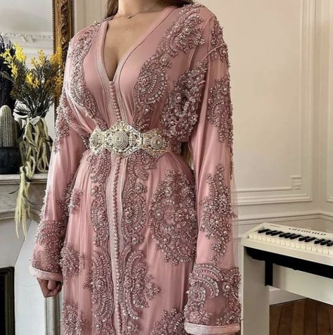 Pink Kaftan, Moroccan Takchita, Moroccan Dress Modern, Morrocan Fashion, Moroccan Kaftan Dress, Moroccan Clothing, Award Show Dresses, Beautiful Casual Dresses, Moroccan Kaftan