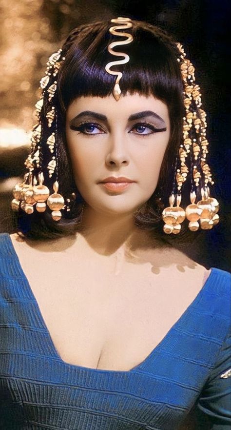 Cleopatra Make-up, Cleopatra Makeup, Elizabeth Taylor Cleopatra, Egyptian Makeup, Old Hollywood Hair, Queen Cleopatra, Plant Installation, Egyptian Women, Liz Taylor