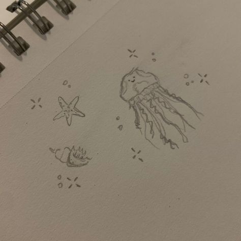 Sea Fish Drawing Ocean, Ubur Ubur Art, Sea Doodle Art, Seashell Drawing Simple, Ocean Doodles Simple, Jelly Fish Drawing Sketches, Jelly Fish Drawing Easy, Starfish Doodle, Sea Life Doodles