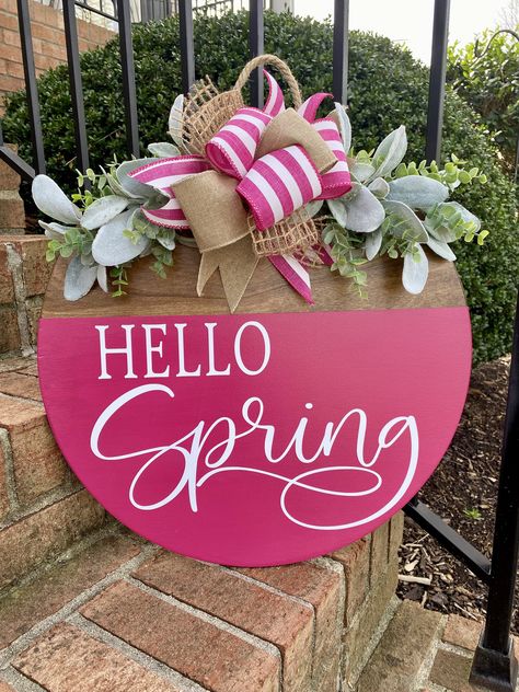 Pink Welcome Sign Front Doors, Diy Door Hangers Wood, Summer Door Hangers Wooden, Round Door Signs Diy, Spring Door Signs, Spring Diy Decor, Spring Door Hangers, Front Door Spring Decor, Wreaths For Front Door Spring