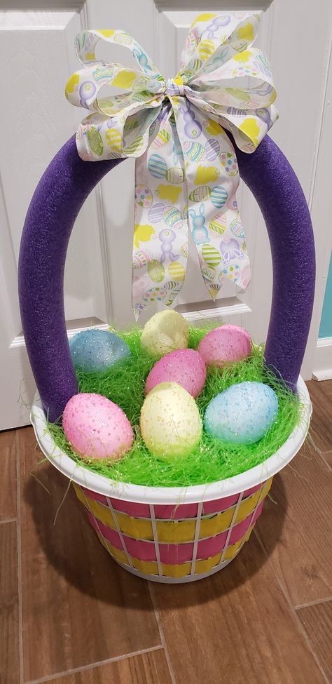 Giant Egg Easter Basket, Giant Easter Basket Diy, Large Easter Basket Ideas, Big Easter Basket Ideas, Laundry Basket Easter Basket, Easter Yard Decorations Diy, Pool Easter Basket, Adult Easter Basket Ideas, Giant Easter Basket