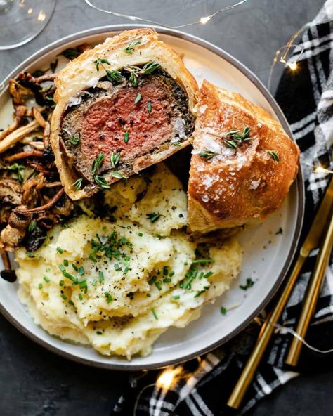 24 Beef Wellington Recipes That Will Add Luxury To Your Meals Seared Filet Mignon, Individual Beef Wellington, Decadent Dinner, Mini Beef Wellington, Valentine 2023, Group Recipes, Wellington Recipe, Beef Tenderloin Recipes, Bolognese Sauce Recipe