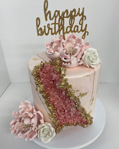 Rose Gold Birthday Cake Ideas, Cakes Pink And Gold, Cakes Geode, Marble Geode Cake, 18th Birthday Cake For Girls, Girly Birthday Cakes, 18th Party, Diamond Cake, Professional Cakes