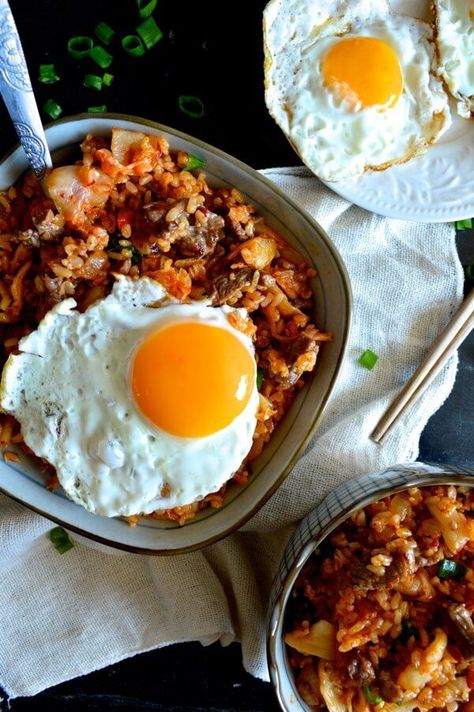 Beef and Kimchi Fried Rice - Chinese Korean Fusion, by thewoksoflife.com Kimchi Rice, Easy Korean Recipes, Beef Fried Rice, Japanese Beef, Woks Of Life, The Woks Of Life, Sweet Chicken, Kimchi Fried Rice, Beef And Rice