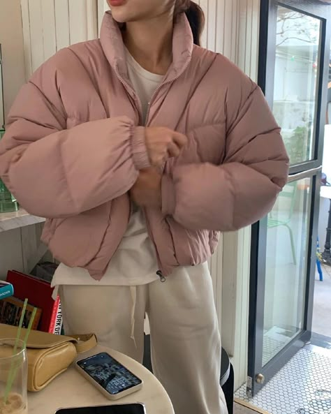 Pink Puffy Jacket, Pink Puffer Jacket Outfit, Pink Wonyoungism, Puffer Jacket Outfits, Cold Outfit, Pink Puffer Jacket, France Outfits, Winter Fit, Modesty Fashion