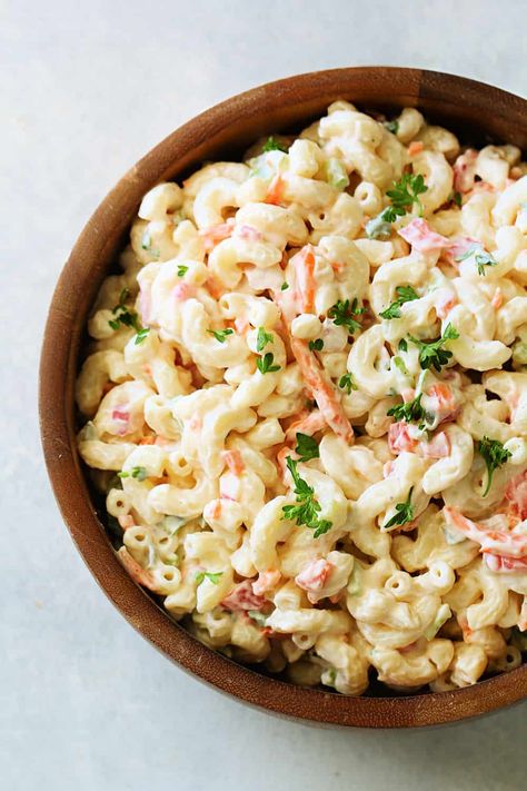 The perfect side dish for your summer BBQ - traditional Creamy Macaroni Salad. Creamy, easy, and delicious. Homemade Macaroni Salad, Macaroni Pasta Salad, Creamy Macaroni Salad, Turkey Salad Recipe, Classic Macaroni Salad, Creamy Pasta Salads, Best Macaroni Salad, Easy Macaroni, Ranch Pasta Salad