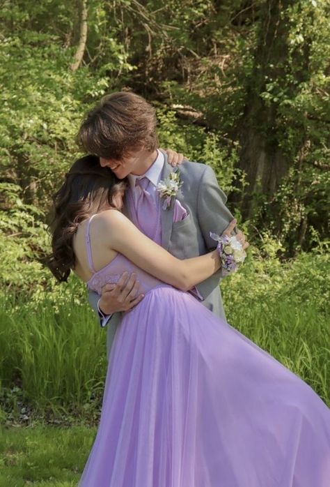 Purple Graduation Dress, Purple Prom Couple, Matching Prom, God Of Pain, Couples Prom, Purple Graduation, Prom Photography Poses, Couple Prom, Homecoming Poses