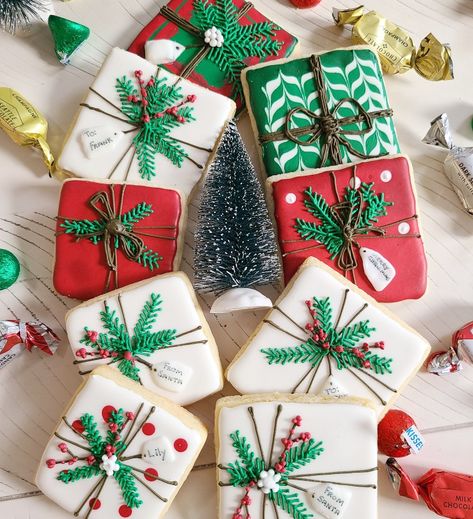 Present Sugar Cookies Decorated, Christmas Present Sugar Cookies, Square Christmas Cookies Decorated, Present Cookies Decorated, Christmas Present Cookies, Creative Pastries, Christmas Present Cake, Present Cookies, Royal Icing Cookies Recipe