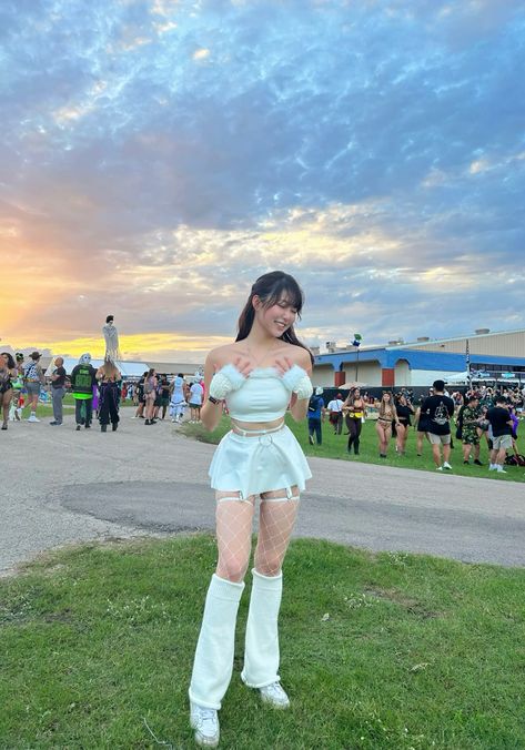 Lost In Dreams Rave Outfit, Ice Princess Rave Outfit, Cloud Rave Outfit, Rave Fit Inspo Women, Snow Festival Outfit, Rave White Outfit, Soft Rave Outfit, Lost In Dreams Rave, Rave Outfits Inspiration