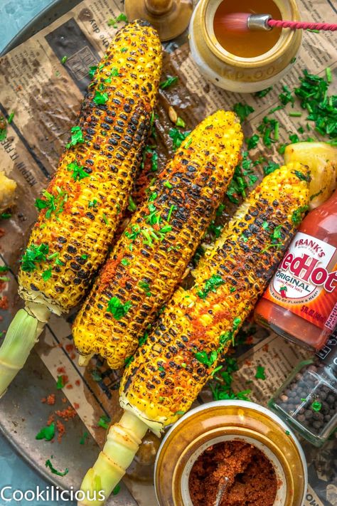 Charred Corn is rubbed with Indian spices and a dash of lemon to make it an irresistible treat! This flavorful Indian style street food is an easy BBQ side. Indian Bbq Recipes, Philippine Food, Food Street Design, Bbq Corn, Summertime Snacks, Sweet Corn Soup, Hot Corn, Vietnamese Dessert, Philippines Food