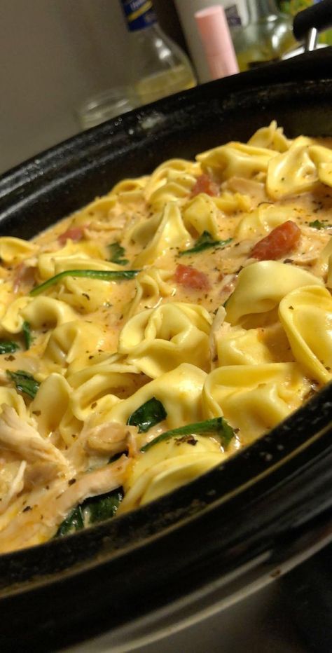 Spinach And Chicken Soup, Top Crockpot Recipes, Chicken Crockpot Recipes Healthy, Creamy Tortellini, Chicken Tortellini Soup, Chicken Tortellini, Crockpot Recipes Beef, Tortellini Soup, Crockpot Dishes