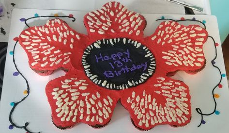 Demogorgon cupcake cake Stranger Things Demogorgon Cake, Demagorgan Cake, Demogorgon Cupcakes, Demogorgon Cake, Pull Apart Cupcake Cake, Pull Apart Cake, Birthday Things, Happy 13th Birthday, Pull Apart Cupcakes