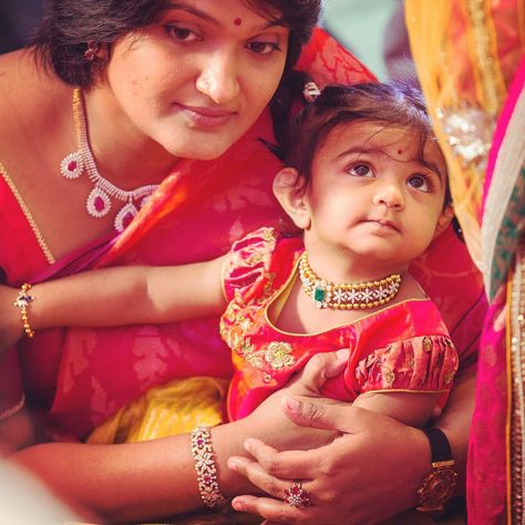 494 Likes, 6 Comments - Bhargavi Kunam (@bhargavikunam) on Instagram: “Tapasvi's first wedding attendance ❤️. #tapasvi #traditionalwear #kotaandsilk #handembroidery…” Baby Necklace Gold Indian, Elakkathali Necklace, Baby Vaddanam Designs Gold, Gold Plated Tilla Necklace For Puja, Baby Jewelry Gold, Baby Girl Jewelry, Kids Gold Jewelry, Radha Krishna Gold Choker, Kids Ethnic Wear