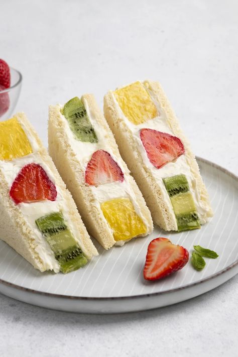 Fruit Sando Aesthetic, Fruit Sando, Light Sandwiches, Desserts Japonais, Fruit Sandwich, 귀여운 음식 그림, Toast Sandwich, Japanese Dessert, Japan Food