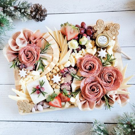 Korver Farms Charcuterie on Instagram: “Cheese is a gift and so are you! 😘🧀🎁🎄 So much deliciousness on this board starting with that square of Fromage Pavé from @traderjoes 😋🤌❤ .…” Lunch Meat And Cheese Platter, Star Charcuterie Board Ideas, Christmas Charcuterie Box Gift, Square Cheese Board, Charcuterie For Men, Elegant Cheese Board, Housewarming Charcuterie Board, Charcuterie Box For Two, Square Charcuterie Board Ideas